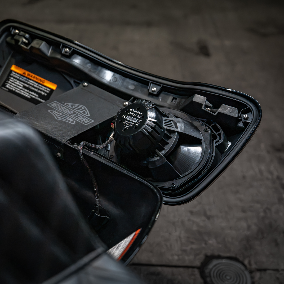 HD14BL69 Lifestyle Inside Saddlebag